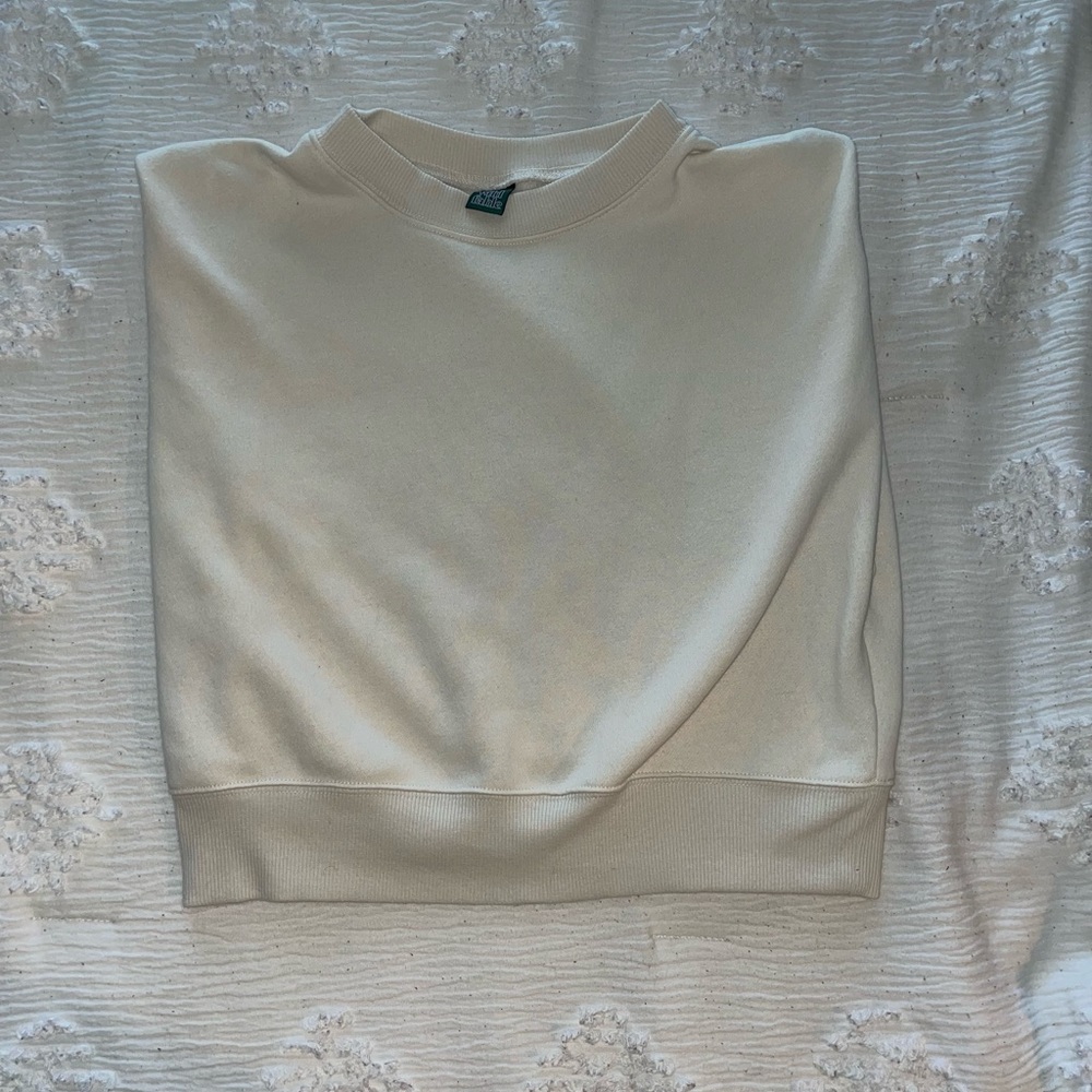 Hi! I’m selling this white lightly wore vest!